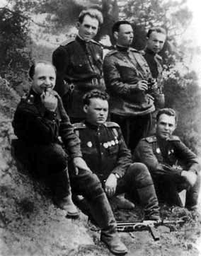Полковник Брежнев с группой политработников 1943г